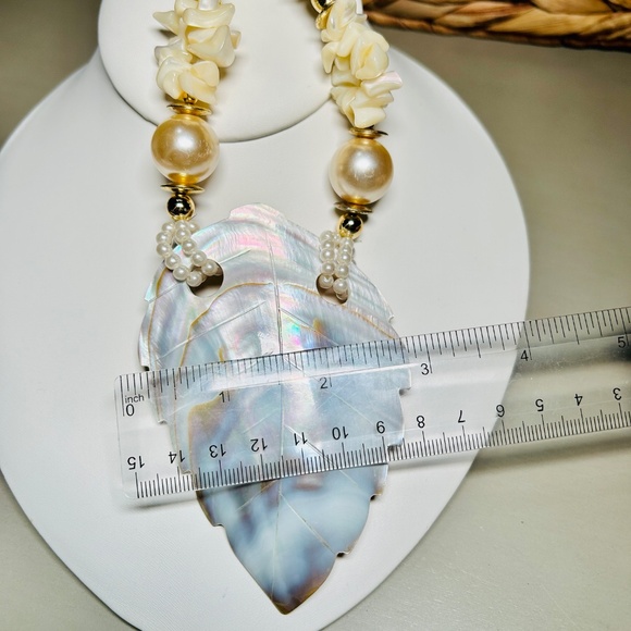 Vintage Beautiful Mother of Pearl Carved Leaf pendant necklace - Picture 14 of 16